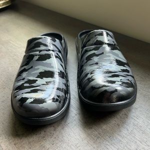 Oofos Oocloog limited edition - black cameo size W7